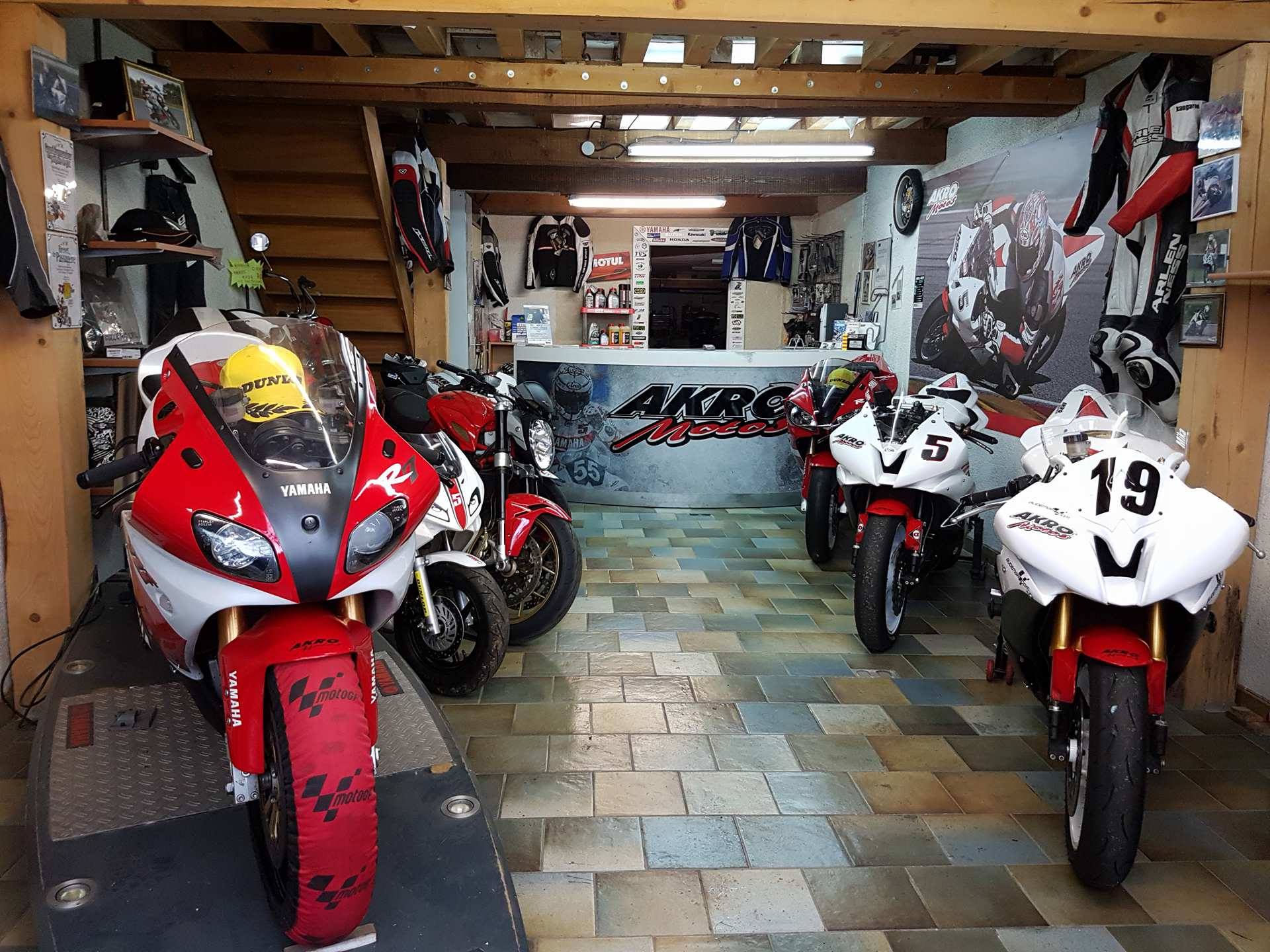 http://www.akro-motos-garage.fr/img/Akro-Motos-Garage.jpg